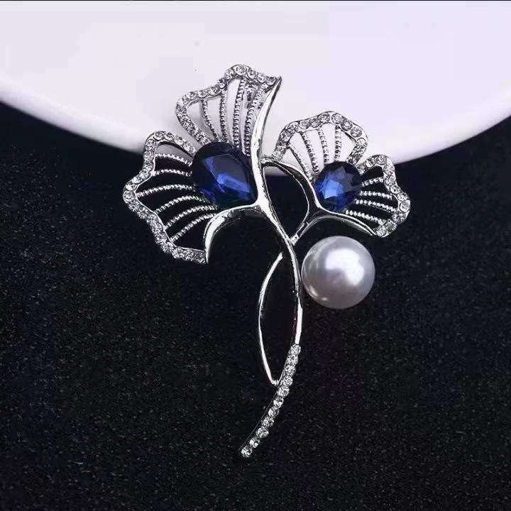 

Роскошная брошь в виде кленового листа с голубым жемчугом и бриллиантовыми акцентами белый