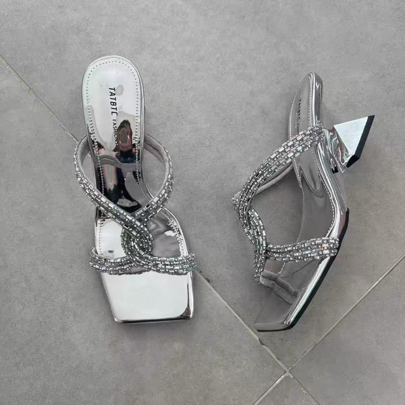 

Летние новые открытые тапочки женские носят темперамент квадратный носок ринобасон с линией с толстыми сандалиями на высоком каблуке 39 серебряный