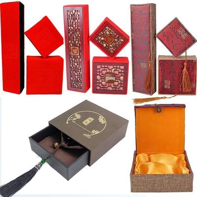 Red Hollowed-out Fu Character Bracelet Box with Linen Fabric and Tassel