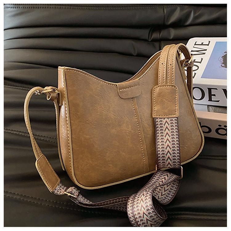 2024 New Retro Bag Female Korean Version Shoulder Bag Fashion Street Trend Leisure Commute Bucket Bag