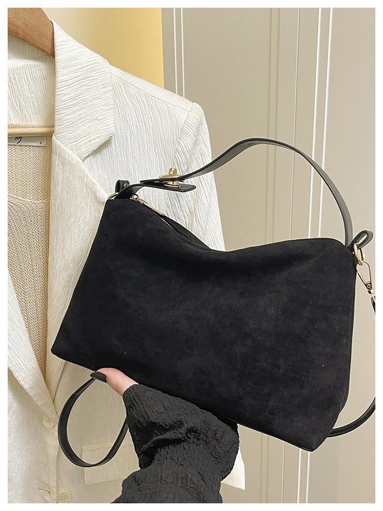 

Retro matte handbag women s 2025 new trend fashion simple shoulder bag commuter messenger pillow bag чорний