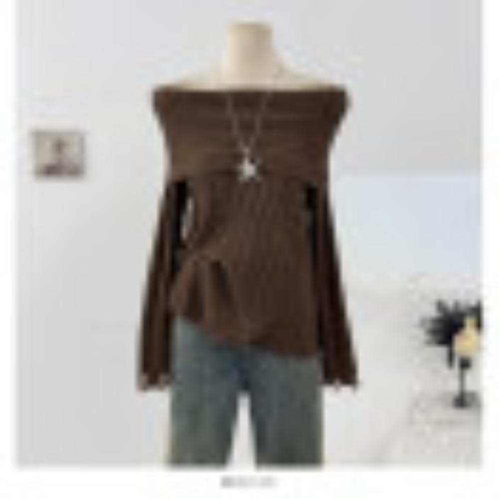 Ein stilvolles und charmantes Ein-Schulter-Strickoberteil mit Rissen und langen Ärmeln für Damen im lässigen und jugendlichen Herbststil