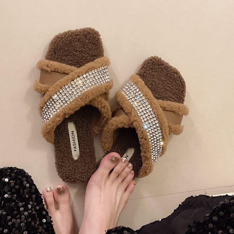 

Популярные в интернете пушистые тапочки женские 2024 осень и зима новые стразы плоская подошва с перемычкой маленький ароматный плюш 40 хаки