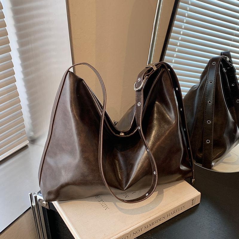 Women's Shoulder Bag Crossbody Soft Leather Large-capacity Magnetic Buckle Solid Color Simple Leisure Niche Commuter Versatile Messenger Bag