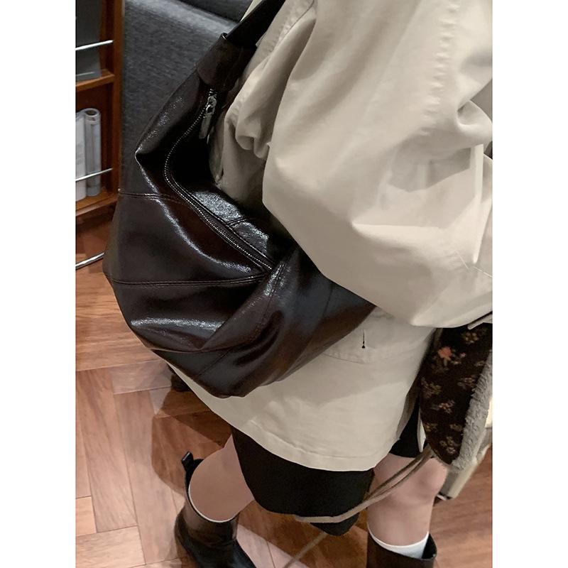 A Simple Single-shoulder Crossbody Bag with A Large Capacity of Dumplings Under The Armpits