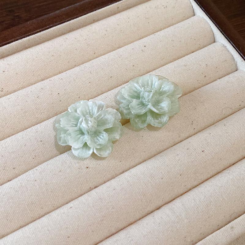White Acrylic Flocking Three-dimensional Flowers Stud Earrings for Women Sweet Floral Girl Earring Versatile Fashion Ear Jewelry