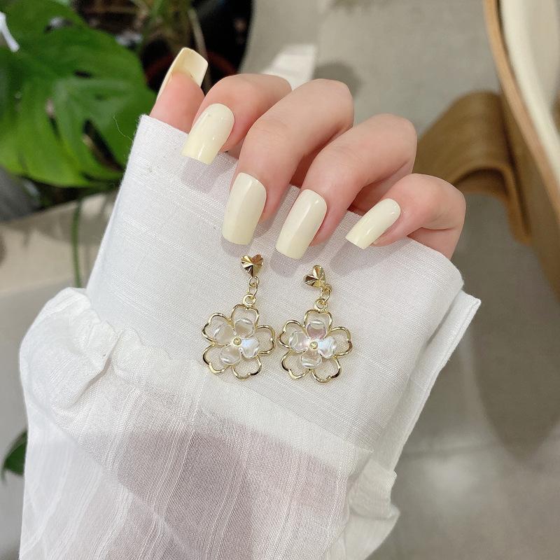 Fashion Hold Flower Earrings Female Ceremony Gender Sense Senior Early Warming Party Jewelry Gift