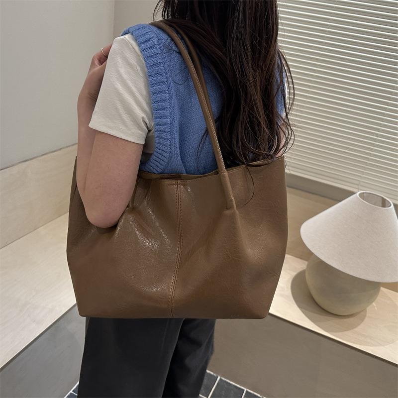 Spring new bag women's fashion soft leather versatile commuter tote bag large capacity shoulder armpit bag