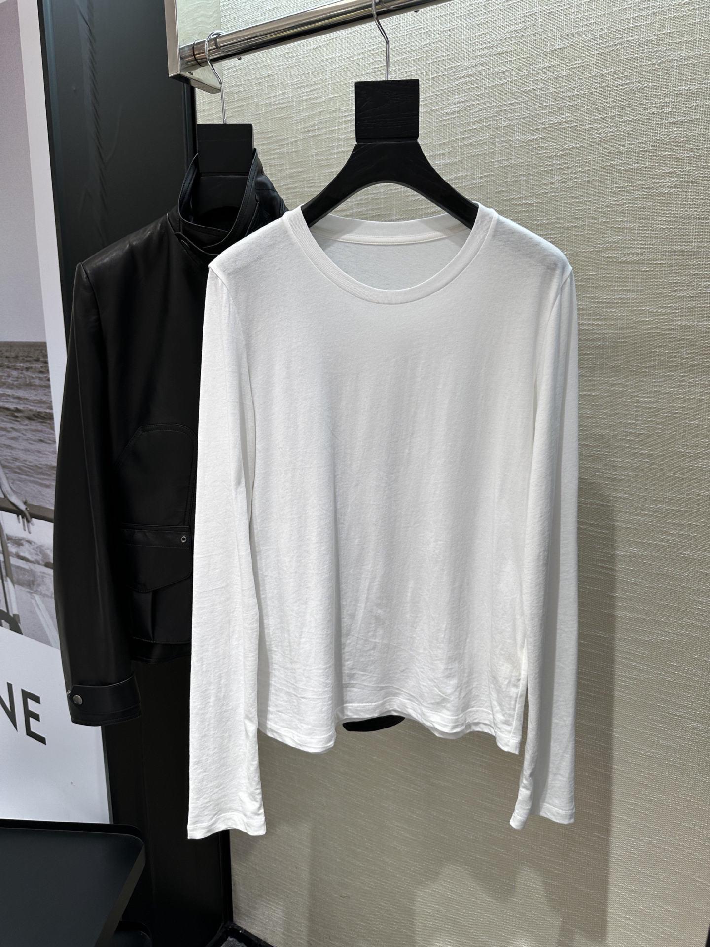 

Yi Lu Spring 2026 Women s Cotton Minimalist T-Shirt: Soft, Comfortable, Versatile in Black & White Small білий