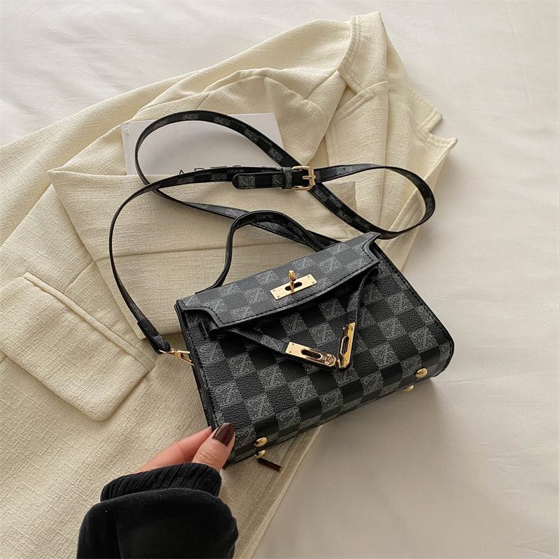 

Трендовая текстура модная персонализированная женская сумка 2024 года корейская версия красивой тенденции отдыха иностранный стиль одно плечо косой пролет маленький чёрный