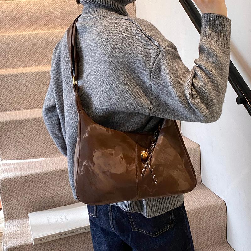 Fashion large-capacity bag women's 2025 autumn and winter new shoulder bag simple soft-sided commuter messenger pillow bag