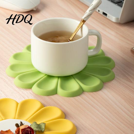 Spill Resistant Placemat Flower Shape Placemat Non-Slip Heat Table Mat Anti-Scald Hot Burr-free Pot Holder for Bowls Cups Pots Dining Mat