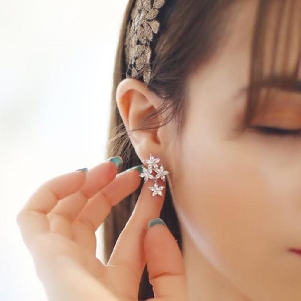 Triple Daisy Women's Drop Silver Pin Earrings (S5326503)