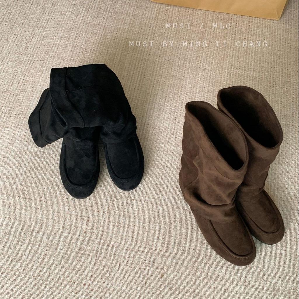 2025 Frühling und Herbst Damen Wildleder Runde Spitze Flacher Boden Temperament Innere Höhenerhöhung 3CM Ein Pedal Stiefel Rauchrohrstiefel