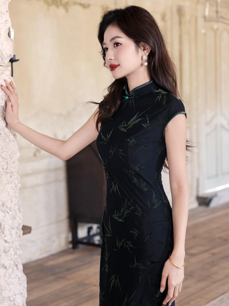 Bei Zhi Yun Černé Retro Bez rukávů Halter Cheongsam - Aktualizovaná Edice Podzim 2025