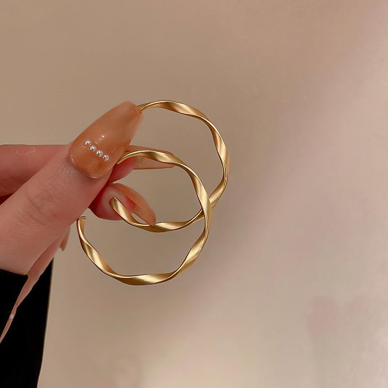 Metal wind round geometric earrings niche simple versatile stud earrings ins fashion high-end earrings