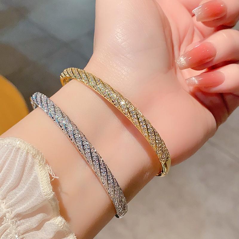 Bracciale Rombo Twist Full Diamond con Onde Lisce e Design a Nastro di Mobius