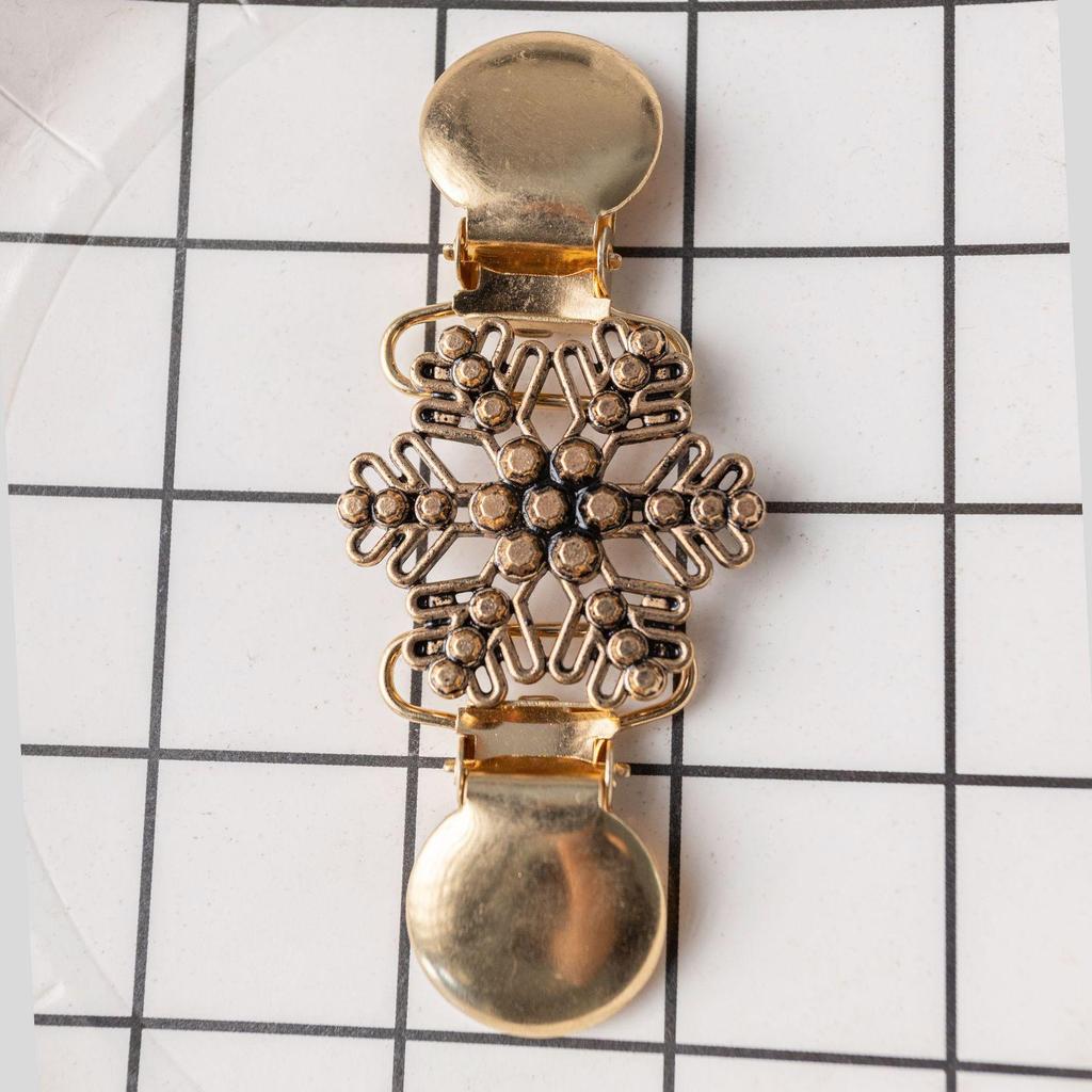 Retro Shawl Clip: European-American Sweater and Scarf Brooch with Diamond Accent - Anti-Exposure Alloy Accessory