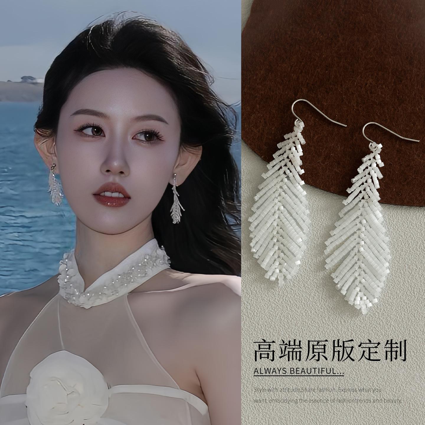 

опаловые перьевые серьги с бисерной бахромой, нишевые, простые, темпераментные, с крючком для уха, модные, универсальные, высококлассные серьги