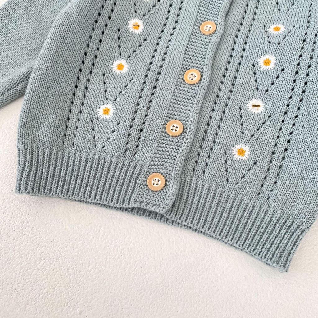 2025 Herbst/Winter Gänseblümchen-bestickte Strickjacke & Trägerkleid für Babymädchen