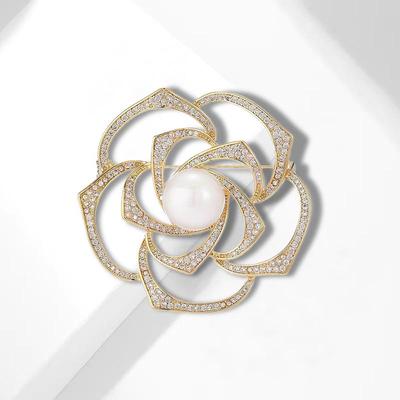 Elegante Kamelien-Perlen-Vintage-Brosche: Luxuriöse Anstecknadel im europäischen und amerikanischen Stil für hochwertige Damenmäntel.