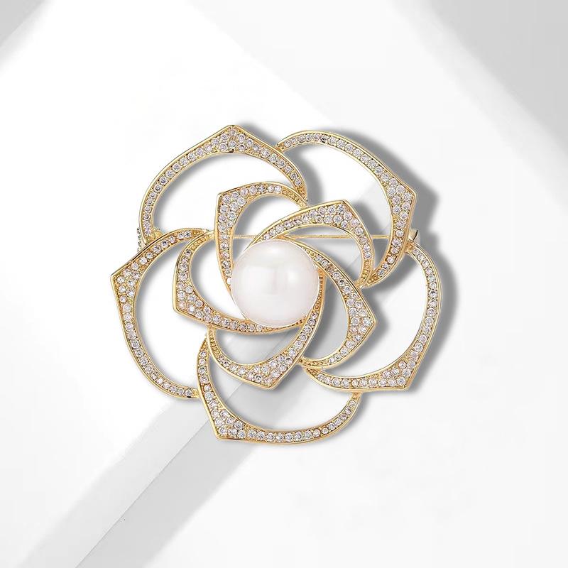 Elegant Camellia Pearl Vintage Brooch: Luxurious European & American Style Corsage Pin for Women's High-End Coats.