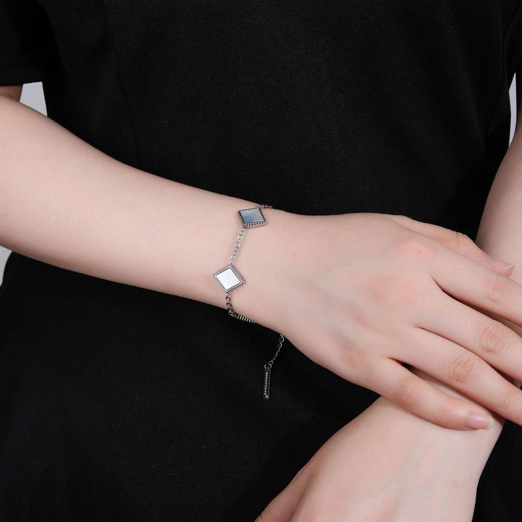 Minimalist Geometric White Shell Pendant Clavicle Chain Bracelet In High-Quality Titanium Steel