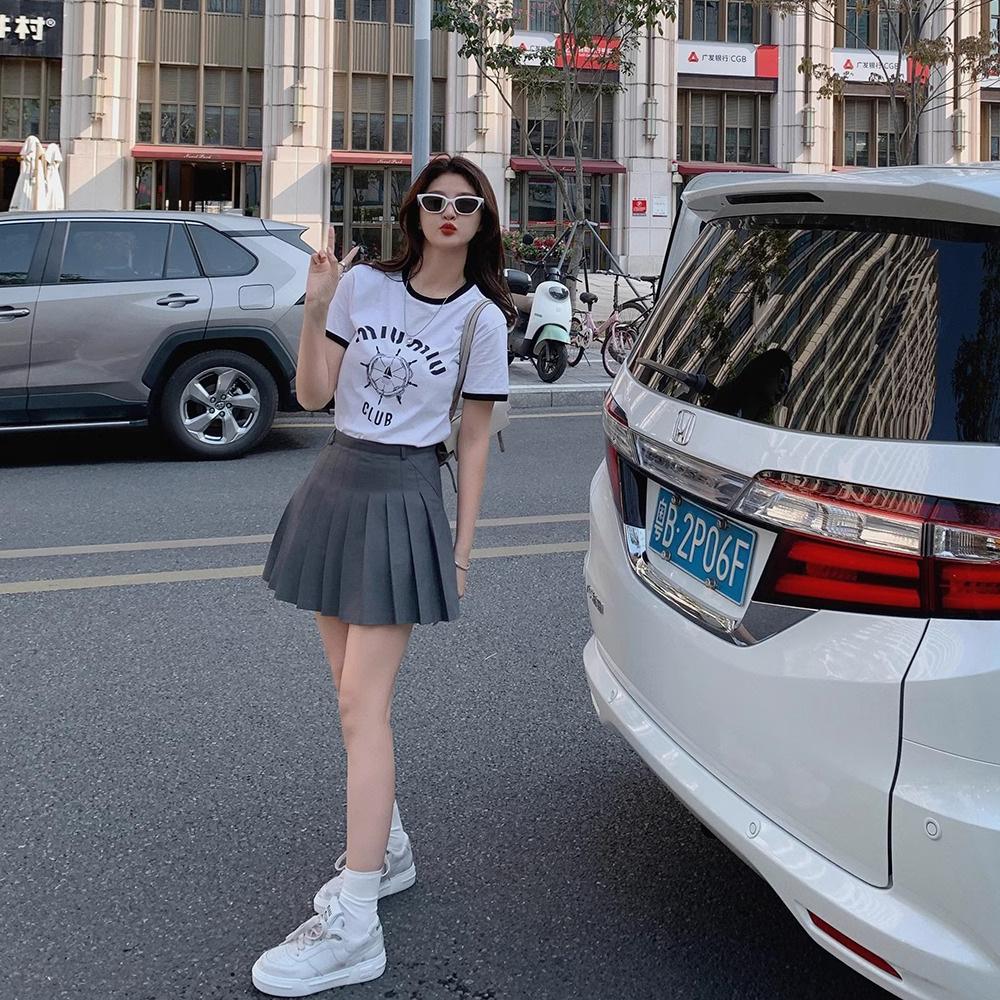 Su Yinyin has the same item in stock. New models are versatile and heightened. Small dirty shoes are thick-soled and old casual shoes. Board shoes ar