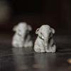 Handgefertigtes Sitzender Elefant Ornament Klein Tee Haustier Mini Süße Statue Zimmer Tee Tisch Dekorationen für Tee Liebhaber Freund