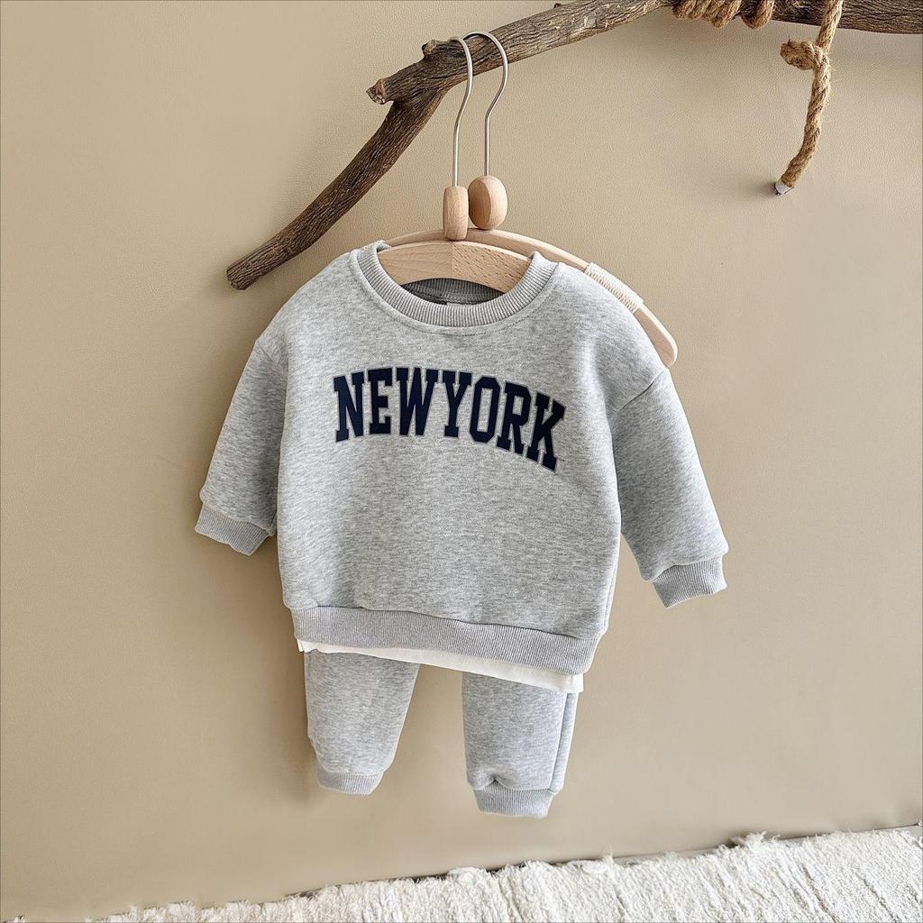 Conjunto de dos piezas para bebé niño: Sudadera con capucha y pantalones deportivos de felpa con estampado de letras para otoño/invierno.