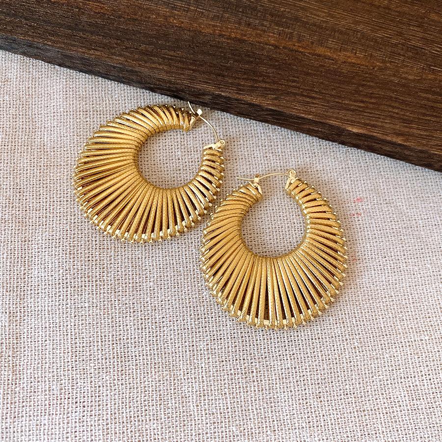 

Dopamine color round hollow ear buckle European and American trend personalized fashion earrings light luxury high-end earrings
