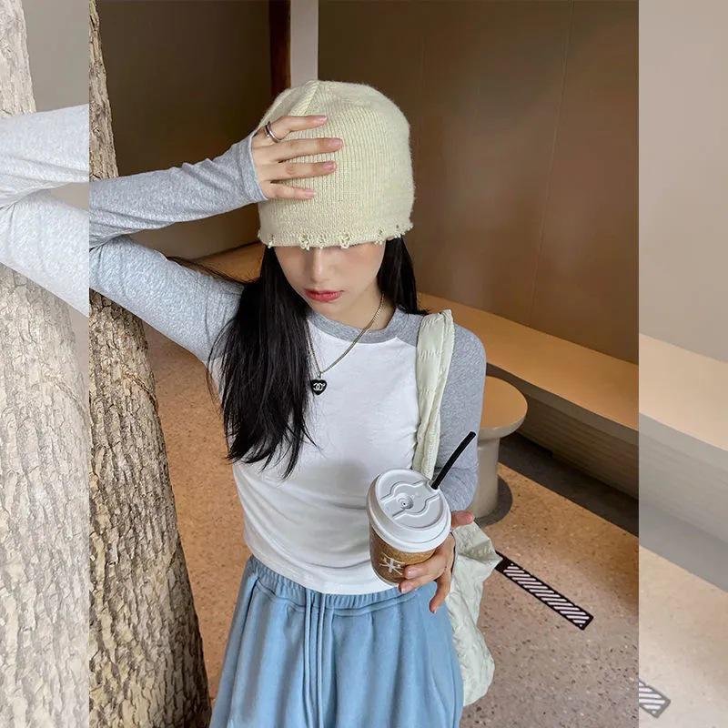 

Женская приталенная футболка с рубчиком, круглым вырезом и длинным рукавом, укороченного стиля для весны 2024 - Модный наряд с высокой талией S (60-80 kg) белый/серый