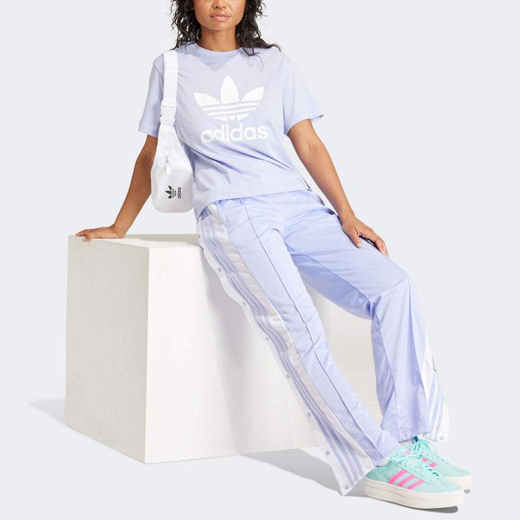 Adidas Koszulka damska z krótkim rękawem i okrągłym dekoltem z nadrukiem logo Originals Adicolor w formie liter fioletowa IN8439