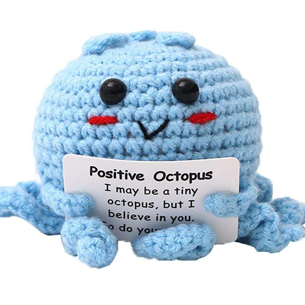 Rosa Krake Positives Häkeltier Puppe Mit Karte Schreibtischornament Emotionale Unterstützung Handgefertigt Gestrickt Aufmunterungs-Spielzeug