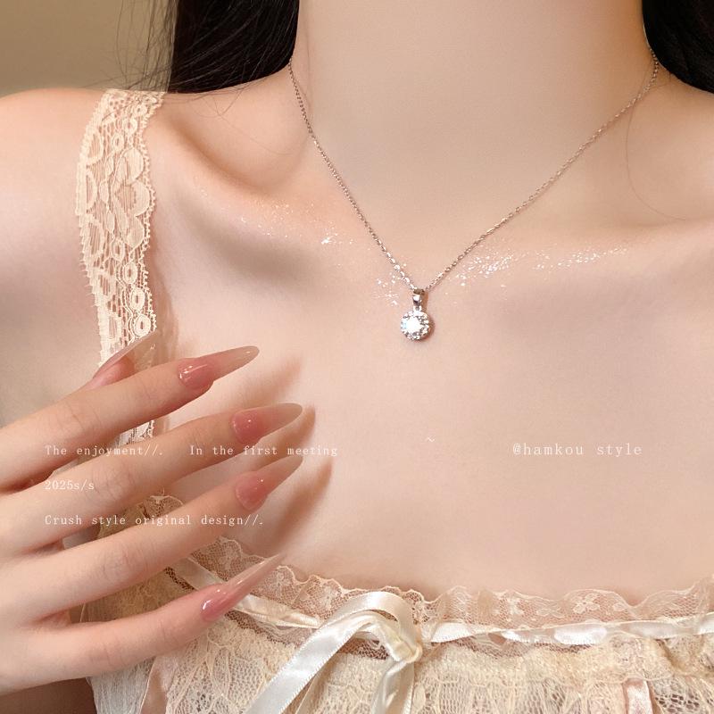 „Trendový špičkový perlový náhrdelník: Všestranný klíční řetízek z titanové oceli pro ženy"