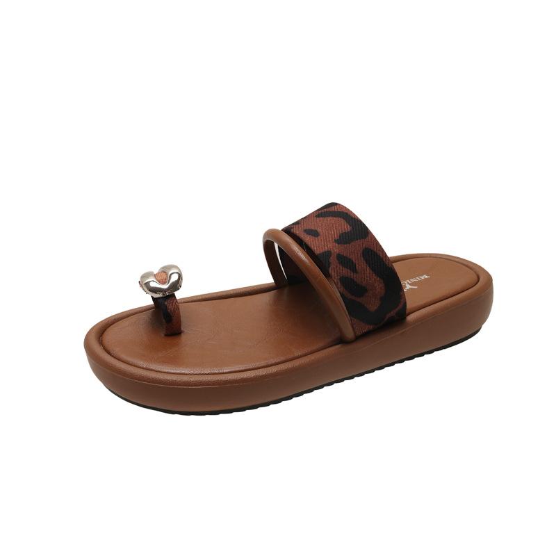 

Thick-soled versatile flip-flops shoes women s shoes 2025 new summer wear small height increase beach sandals 40