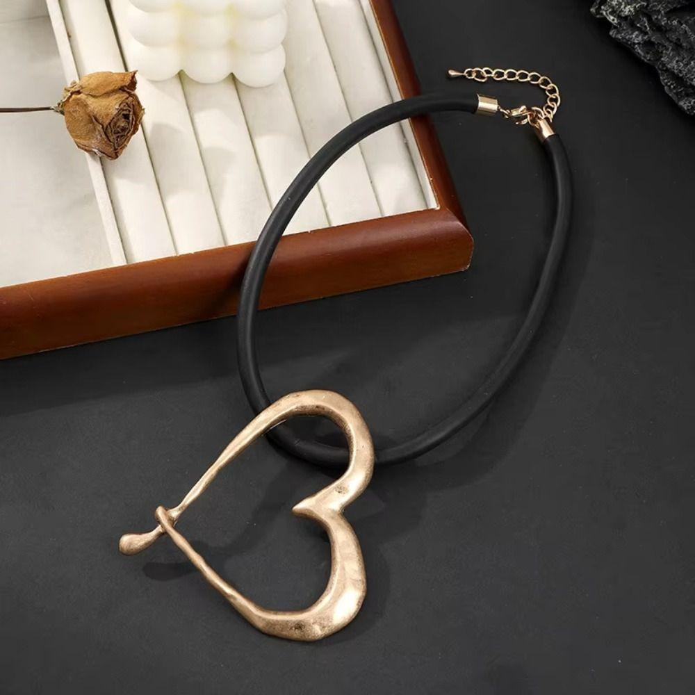 Metal Material Oversized Heart Choker Vintage Style Love Pendant Necklace  Gift