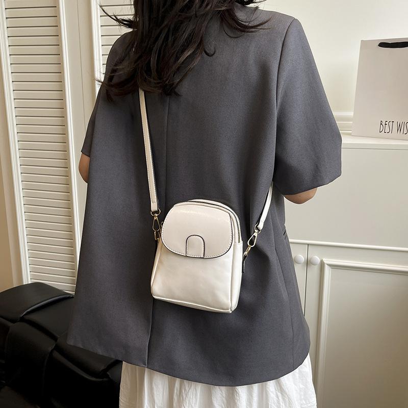 2025 New Fashion Shoulder Small Bag Trendy Women's Mobile Phone Bag Soft Leather Versatile European and American Messenger Bag Wholesale