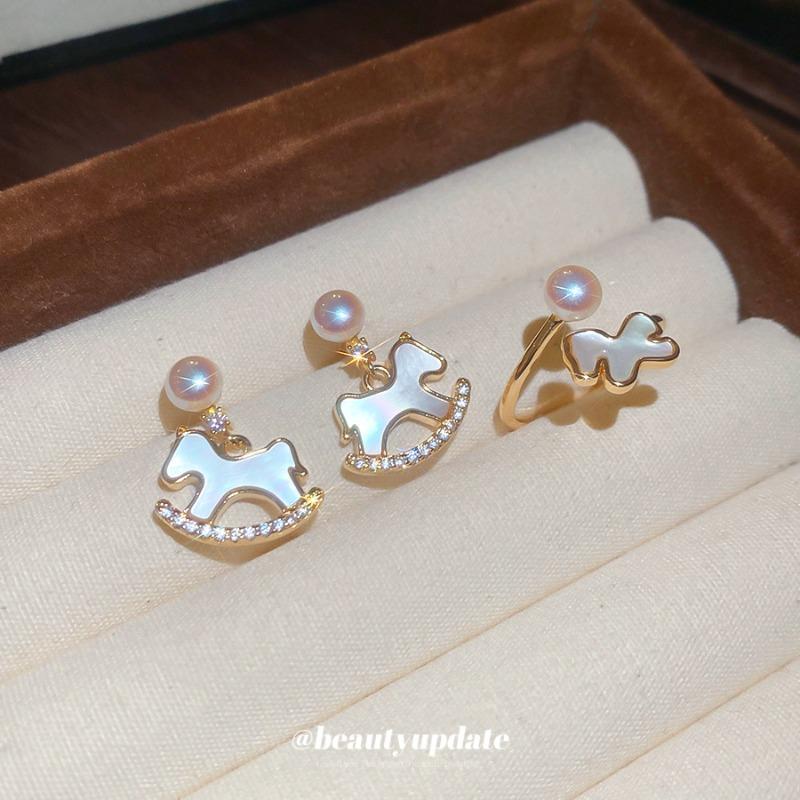 Real gold electroplated pony pearl stud earrings, natal year retro elegant jewelry set, light luxury and high-end jewelry.
