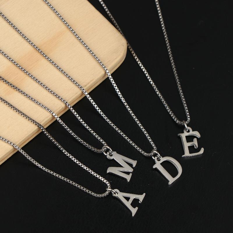 Naszyjniki z wisiorkami z literami A-Z Stal nierdzewna Prosty naszyjnik Stylowy Dla Kobiet Mężczyzn Codzienna biżuteria Prezenty