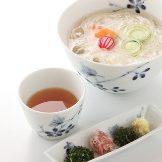 Dashi Pot Container Easy Microwave Dashi Pot (Yellow, Approx. 600cc, Includes Recipe, Tea Strainer, and Scale) Japanese Soup Pot Porcelain Size