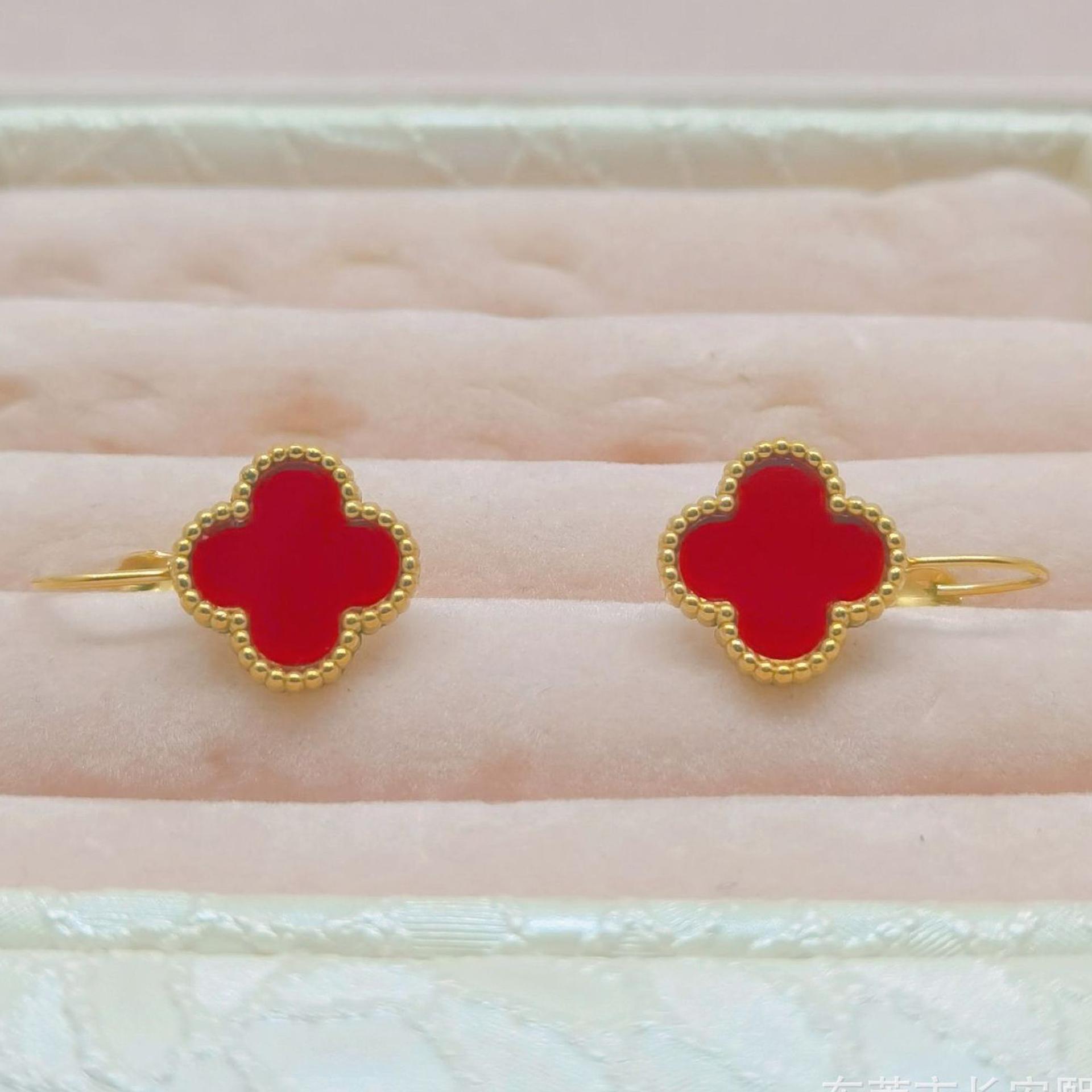 

Серьги из нержавеющей стали с четырьмя листами клевера. Роскошные серьги высокого класса с модным трендом женских сережек. красный