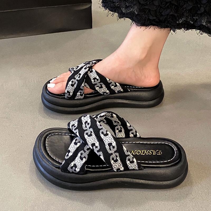 

Sandals with skirts Women s platform shoes New in summer 2025 Wear beach cool slippers 40 чорний
