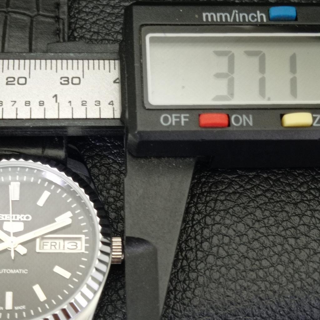 VINTAGE SEIKO 5 AUTOMATIC REFURBISHED JAPAN MENS BLACK DIAL WATCH A440597-4 Sk-a440597