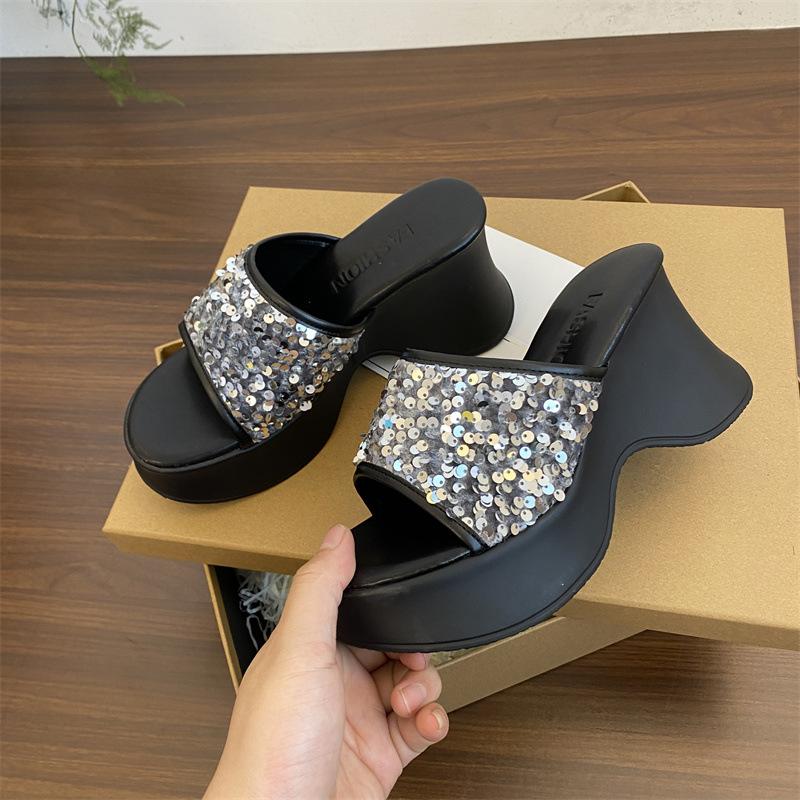 Muffin Platform French Cool Slippers Women's Wear 2025 New Spring and Summer Korean Version Super Fire Beautiful Sequined Beach Sandals
