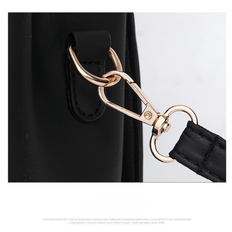 Bolsa pequena transversal decorada com bola de pelo, elegante