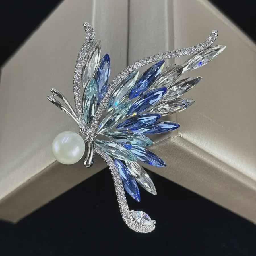 Elegant Gradient Crystal Butterfly Brooch for Women - Luxurious High-End Accessory for Suits and Coats