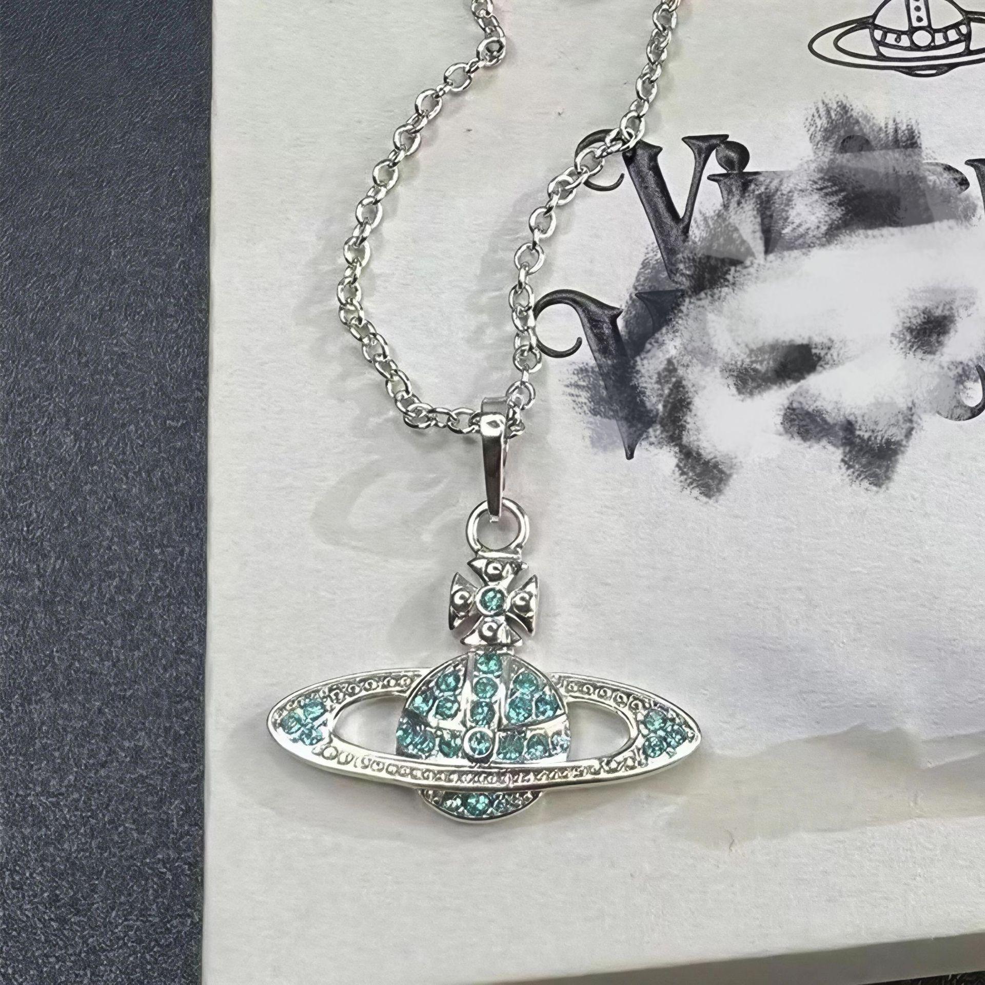 Цепочка «Сатурн» из титановой стали в стиле «императрица-вдова» с бриллиантами на ключице.