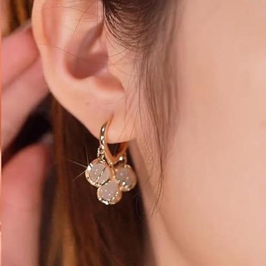 Los últimos y elegantes pendientes de cristal para mujeres y niñas.