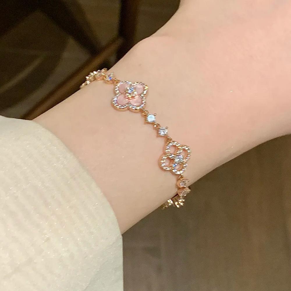 Nádherný nastaviteľný náramok s kvetom z kamienkov: Elegantný luxusný náramok